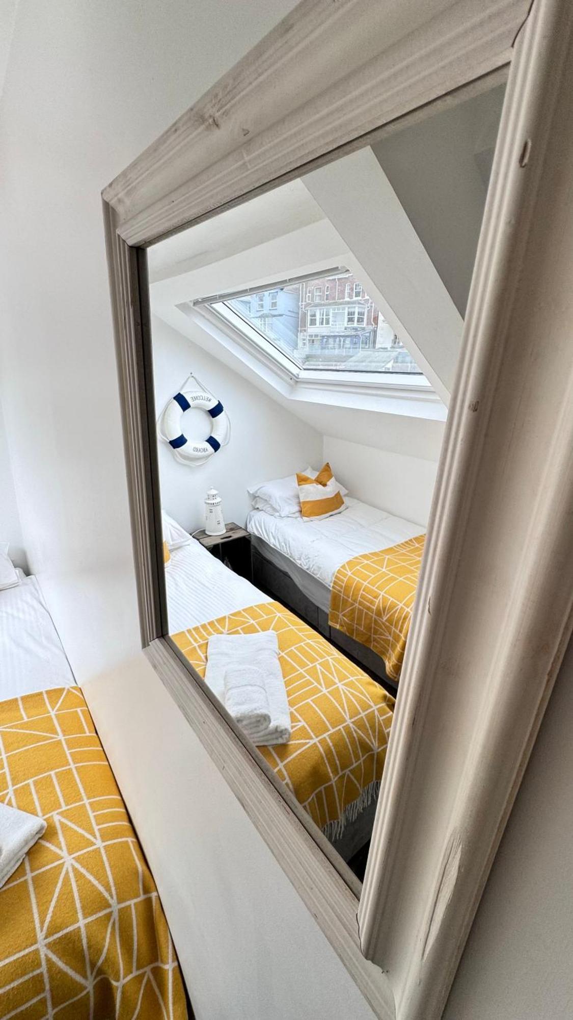 Nancie'S Place - Dartmouth Town Center With Private Parking - A Traditional Georgian Private Duplex Apartment - Beautifully Refurbished - Two Bedrooms, Bathroom, Kitchen And Lounge Diner Dış mekan fotoğraf