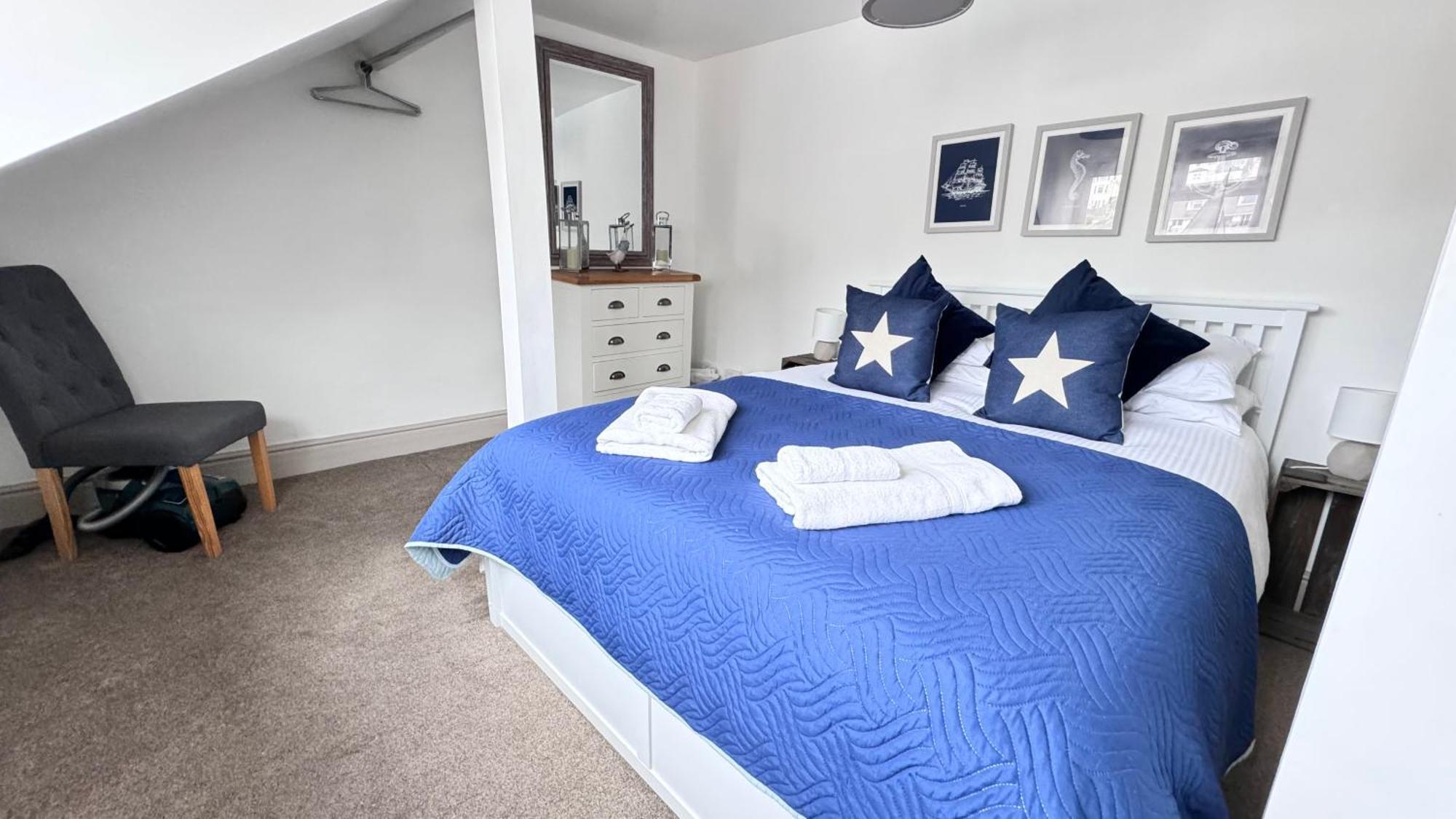 Nancie'S Place - Dartmouth Town Center With Private Parking - A Traditional Georgian Private Duplex Apartment - Beautifully Refurbished - Two Bedrooms, Bathroom, Kitchen And Lounge Diner Dış mekan fotoğraf