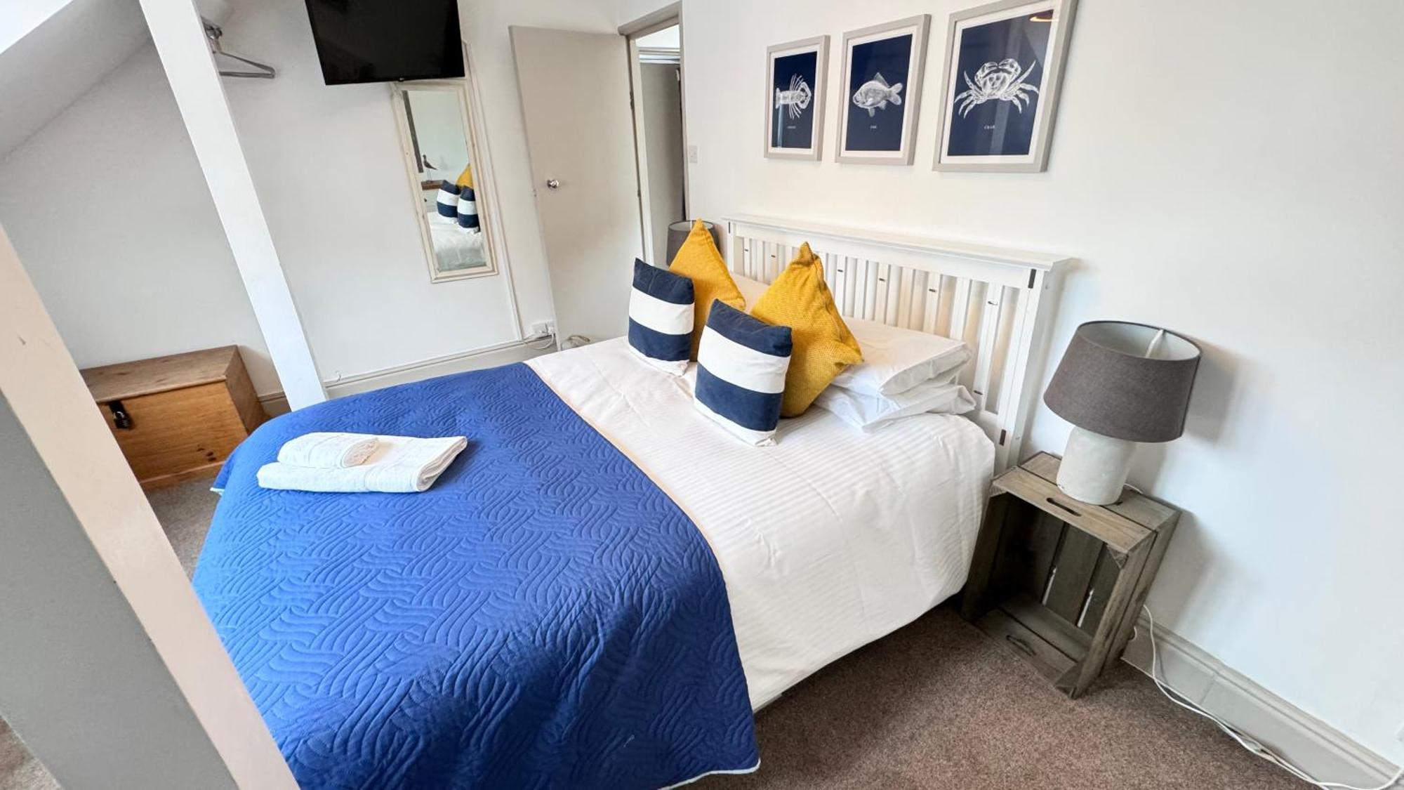 Nancie'S Place - Dartmouth Town Center With Private Parking - A Traditional Georgian Private Duplex Apartment - Beautifully Refurbished - Two Bedrooms, Bathroom, Kitchen And Lounge Diner Dış mekan fotoğraf
