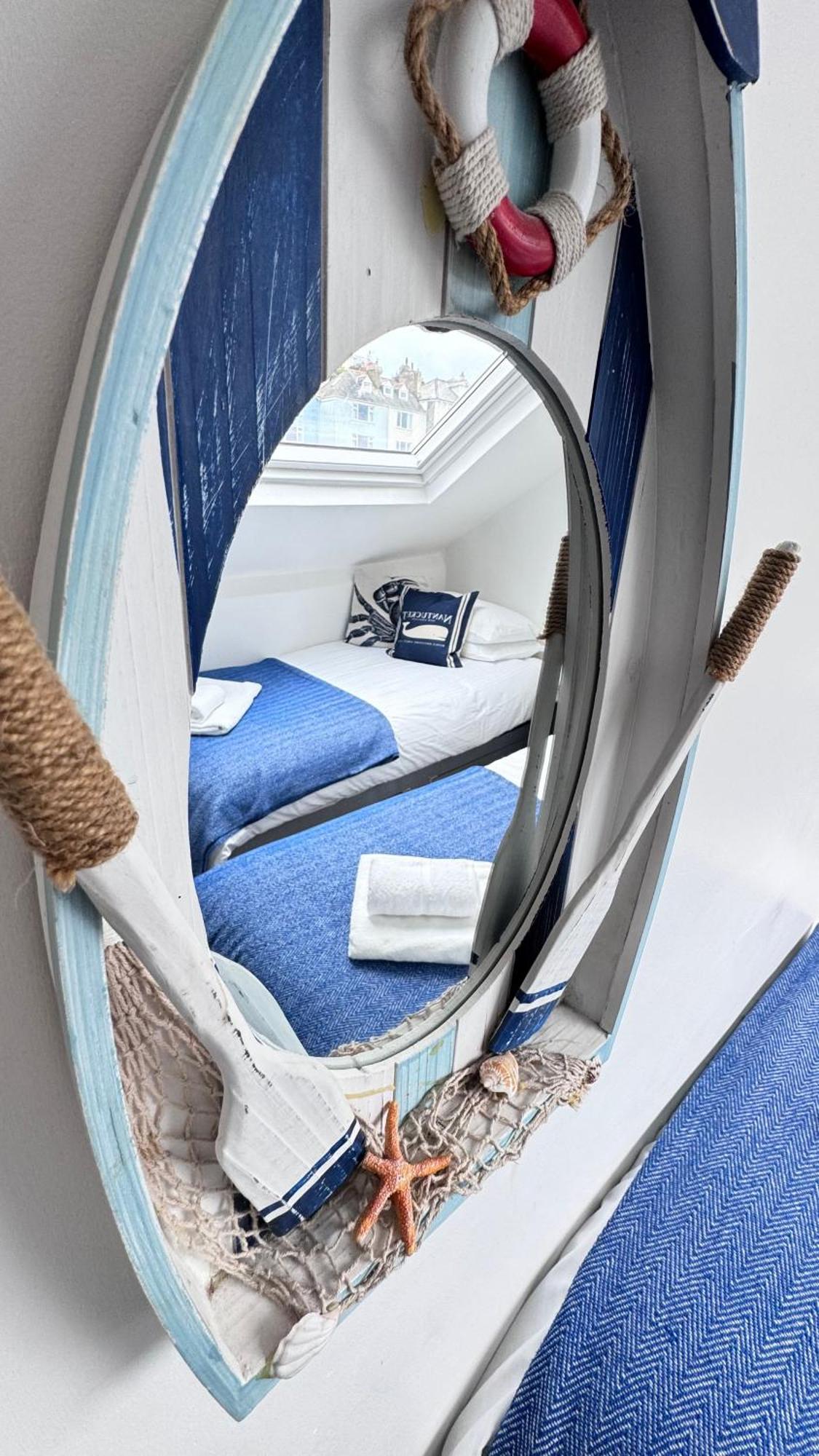 Nancie'S Place - Dartmouth Town Center With Private Parking - A Traditional Georgian Private Duplex Apartment - Beautifully Refurbished - Two Bedrooms, Bathroom, Kitchen And Lounge Diner Dış mekan fotoğraf