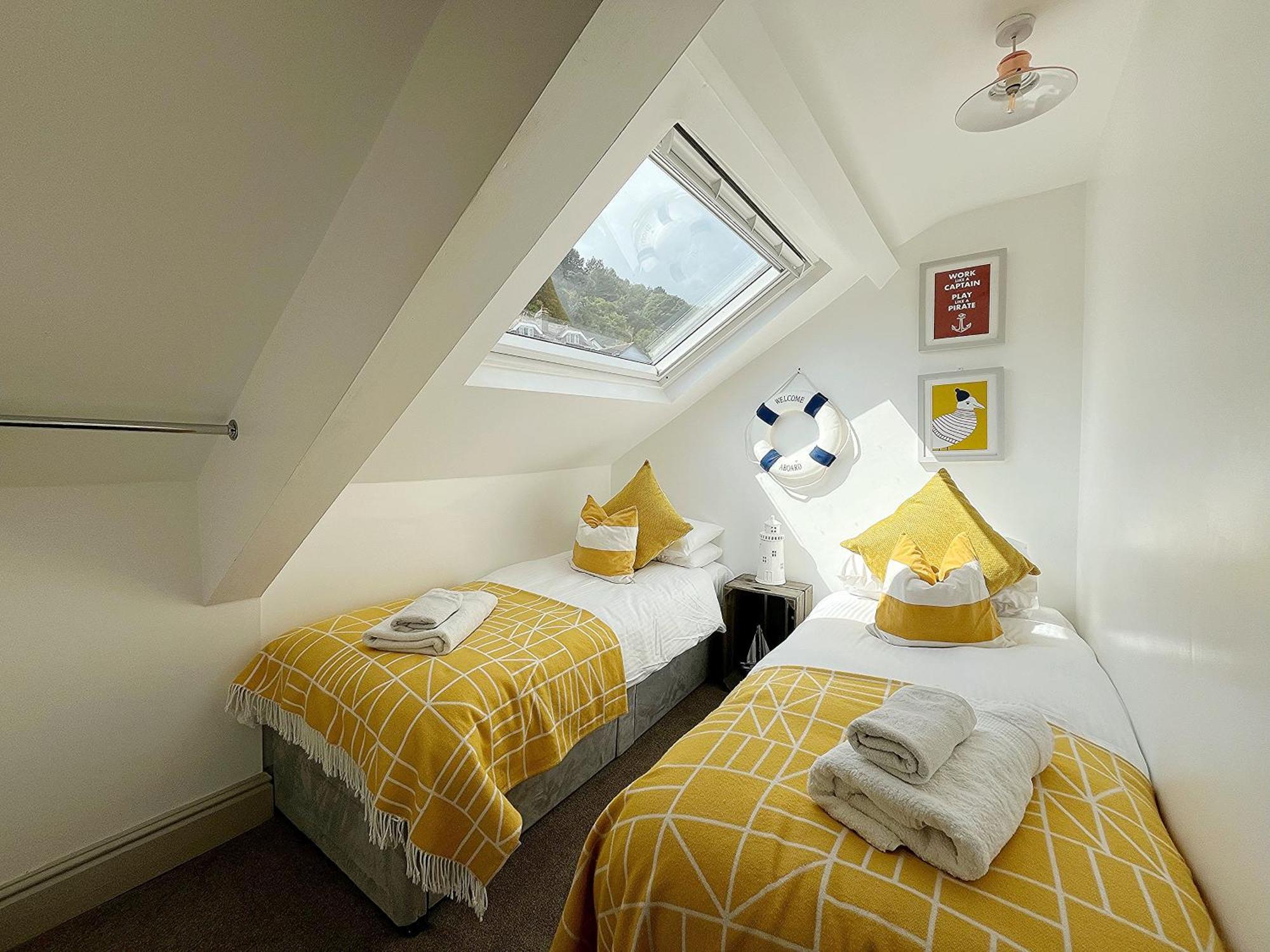 Nancie'S Place - Dartmouth Town Center With Private Parking - A Traditional Georgian Private Duplex Apartment - Beautifully Refurbished - Two Bedrooms, Bathroom, Kitchen And Lounge Diner Dış mekan fotoğraf