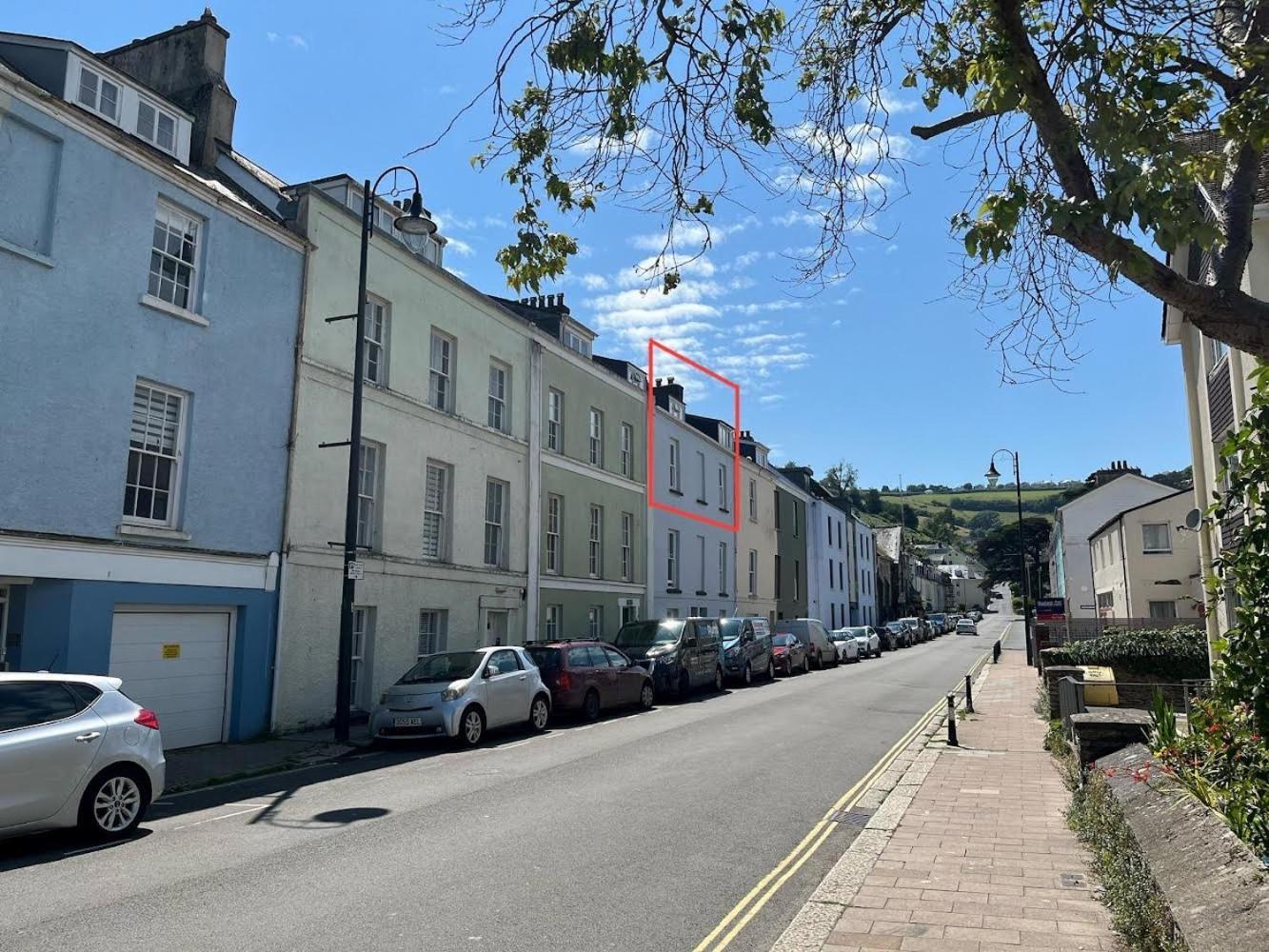 Nancie'S Place - Dartmouth Town Center With Private Parking - A Traditional Georgian Private Duplex Apartment - Beautifully Refurbished - Two Bedrooms, Bathroom, Kitchen And Lounge Diner Dış mekan fotoğraf