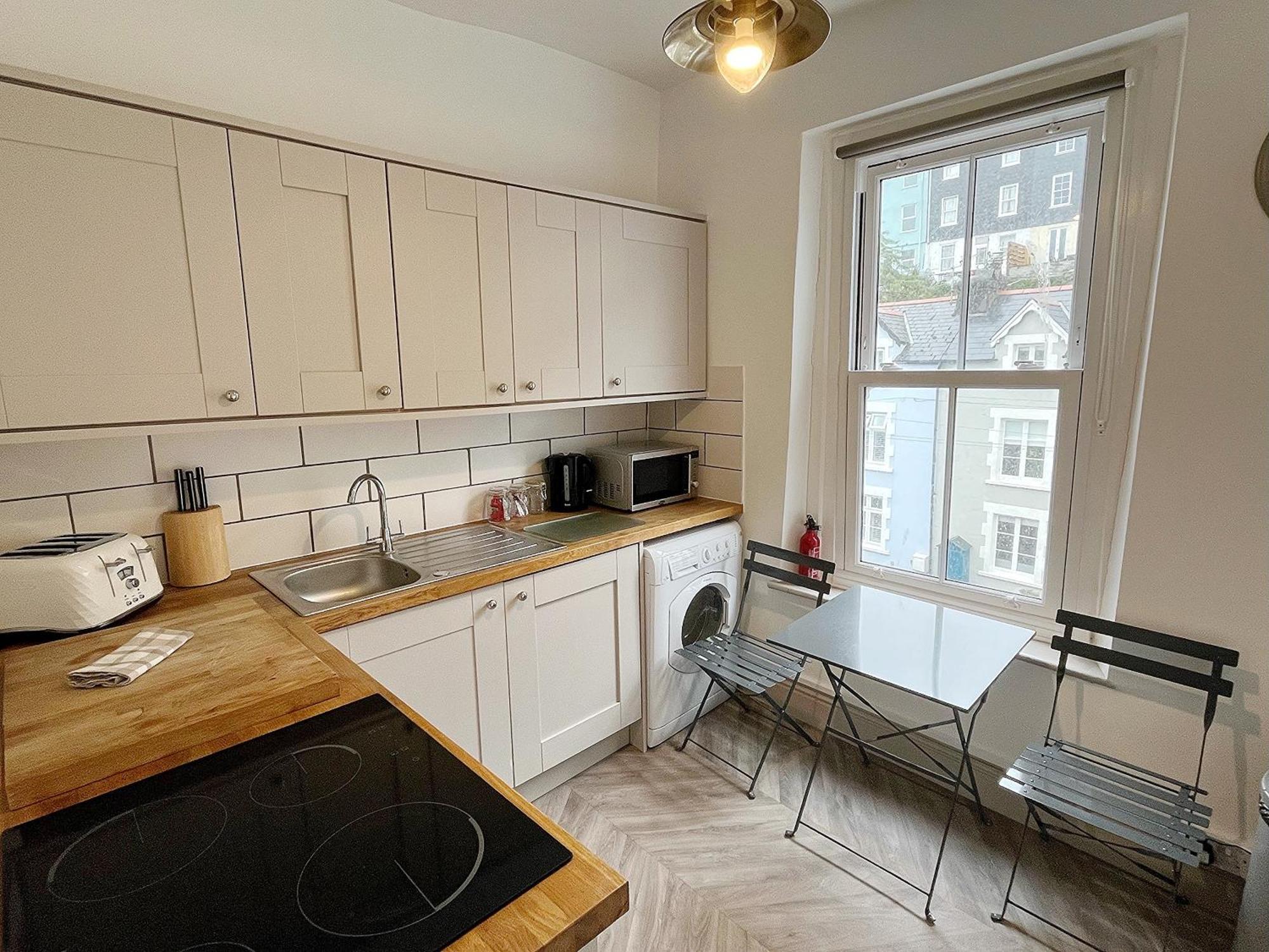 Nancie'S Place - Dartmouth Town Center With Private Parking - A Traditional Georgian Private Duplex Apartment - Beautifully Refurbished - Two Bedrooms, Bathroom, Kitchen And Lounge Diner Dış mekan fotoğraf