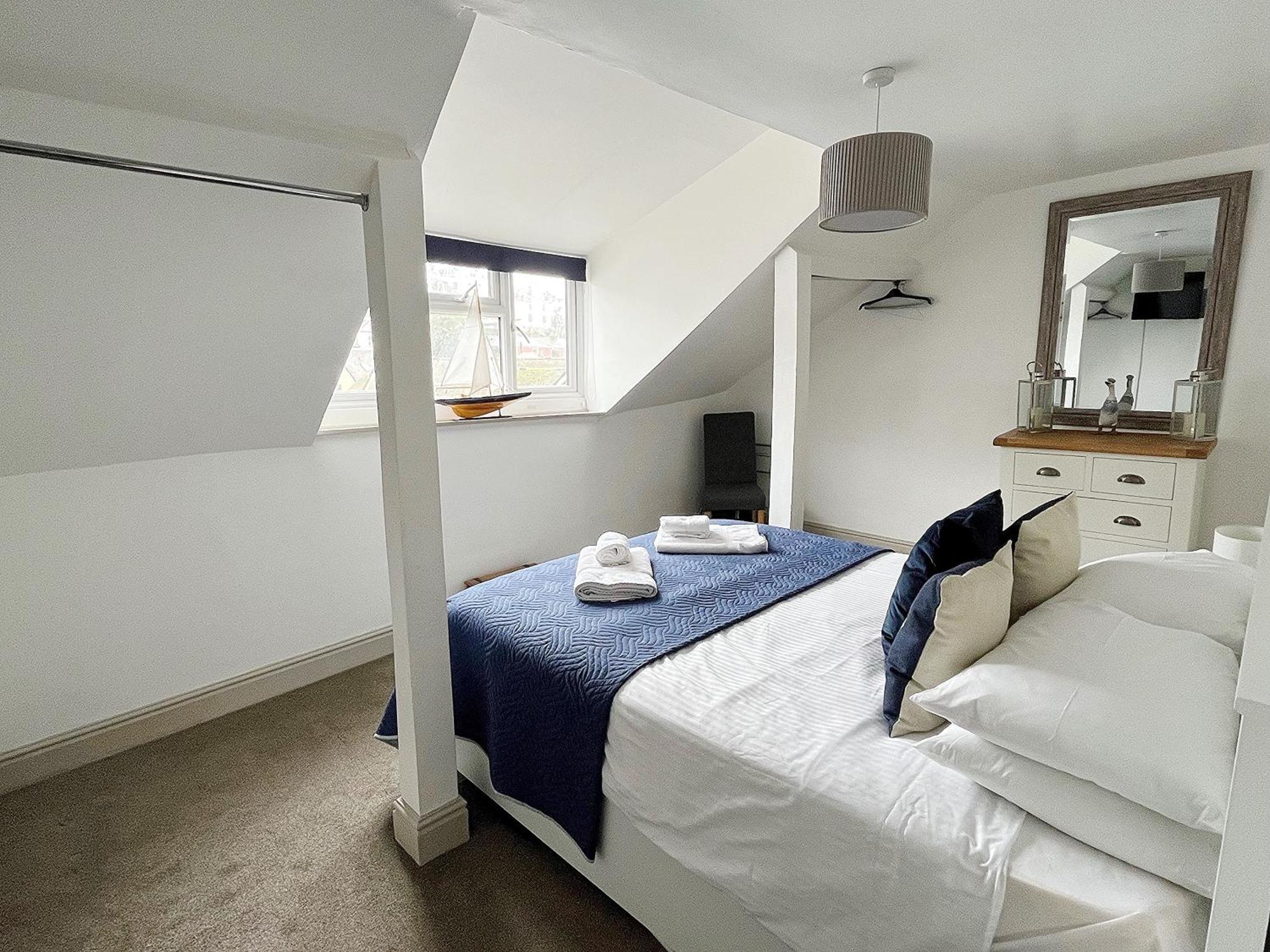 Nancie'S Place - Dartmouth Town Center With Private Parking - A Traditional Georgian Private Duplex Apartment - Beautifully Refurbished - Two Bedrooms, Bathroom, Kitchen And Lounge Diner Dış mekan fotoğraf