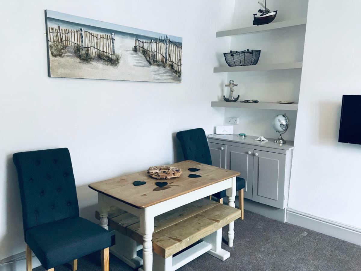Nancie'S Place - Dartmouth Town Center With Private Parking - A Traditional Georgian Private Duplex Apartment - Beautifully Refurbished - Two Bedrooms, Bathroom, Kitchen And Lounge Diner Dış mekan fotoğraf