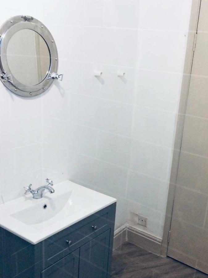 Nancie'S Place - Dartmouth Town Center With Private Parking - A Traditional Georgian Private Duplex Apartment - Beautifully Refurbished - Two Bedrooms, Bathroom, Kitchen And Lounge Diner Dış mekan fotoğraf